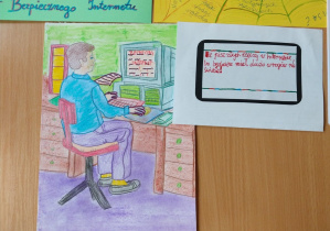 Rysunek chłopca siedzącego przy biurku, przy włączonym komputerze na którego ekranie jest napis "Bezpieczny Internet". Obok kartka z wymyśloną prze ucznia sentencją "Nie pisz złych rzeczy w Internecie, bo będziesz miał wrogów w świecie".